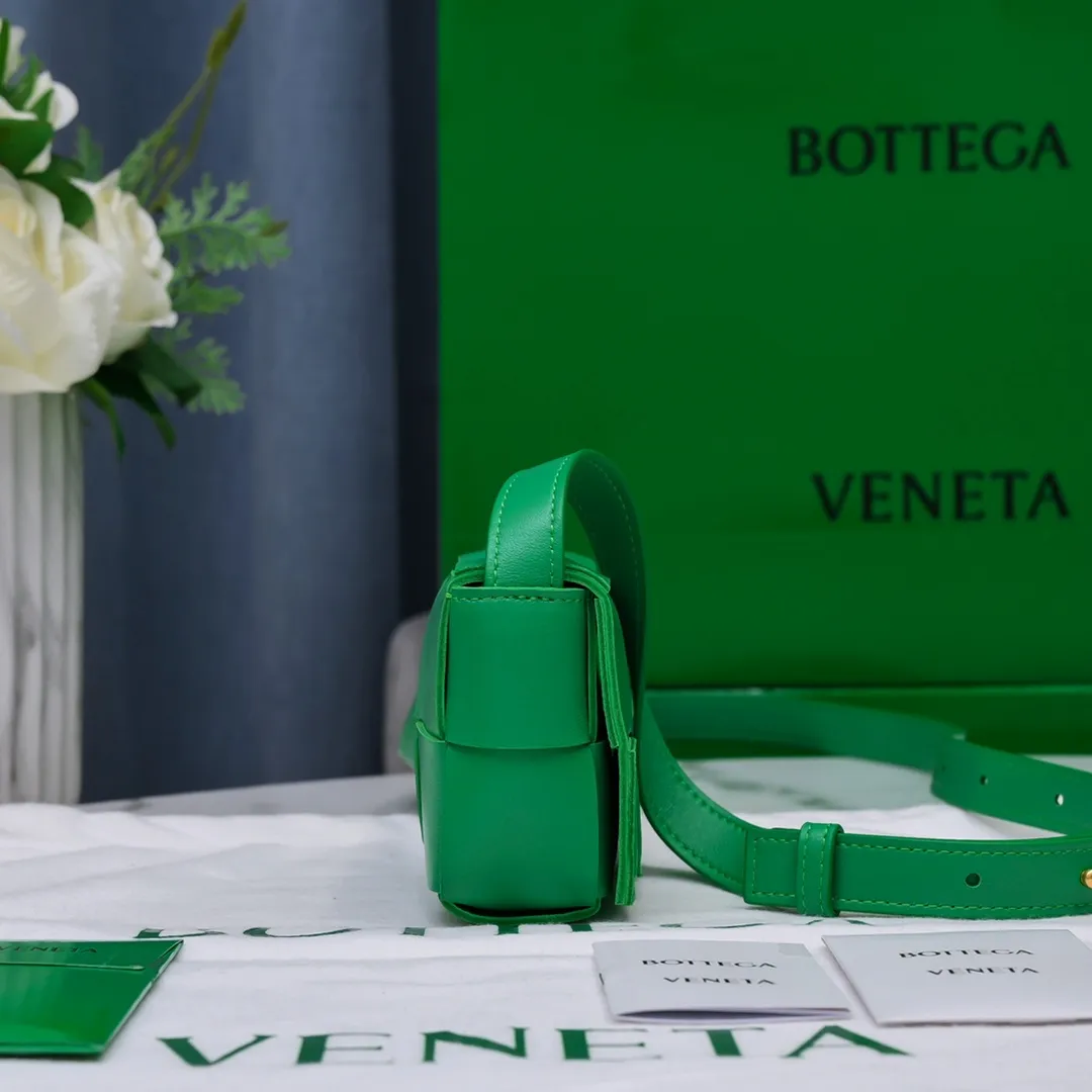 𝗕𝗼𝘁𝘁𝗲𝗴𝗮 𝗩𝗲𝗻𝗲𝘁𝗮———— New product𝗺𝗶𝗻𝗶 A super cute one𝒎𝒊𝒏𝒊 𝒄𝒂𝒔𝒔𝒆𝒕𝒕𝒆, a must-have for delicate girls. It’s the same height as lipstick. Although it can’t fit my phone, it can fit all my cuteness and lipstick❗️ Size: 12*8*4cm Model: 6813#